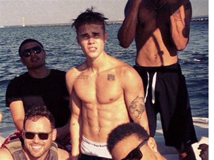 Justin Bieber Shows Off Seriously Sexy Abs While Soaking Wet — Hot Pics