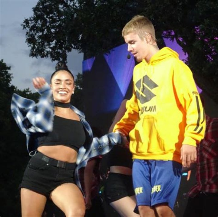 Justin Bieber Dating His Backup Dancer? Flirts With Elysandra Quiñones In London – Hollywood Life