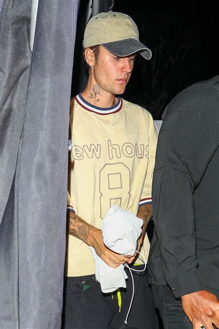 Justin Bieber Seen In 1st Photo At Solo Dinner After Hailey & Selena Gomez Put Rumors Of Drama To Rest