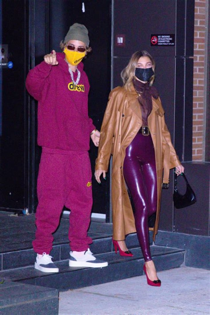Justin Bieber & Hailey Baldwin Wear Matching Outfits On Date Night – Hollywood Life