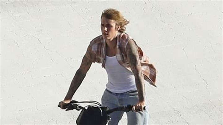 Justin Bieber Goes On Motorcycle Ride While Showing Off Muscles – Hollywood Life