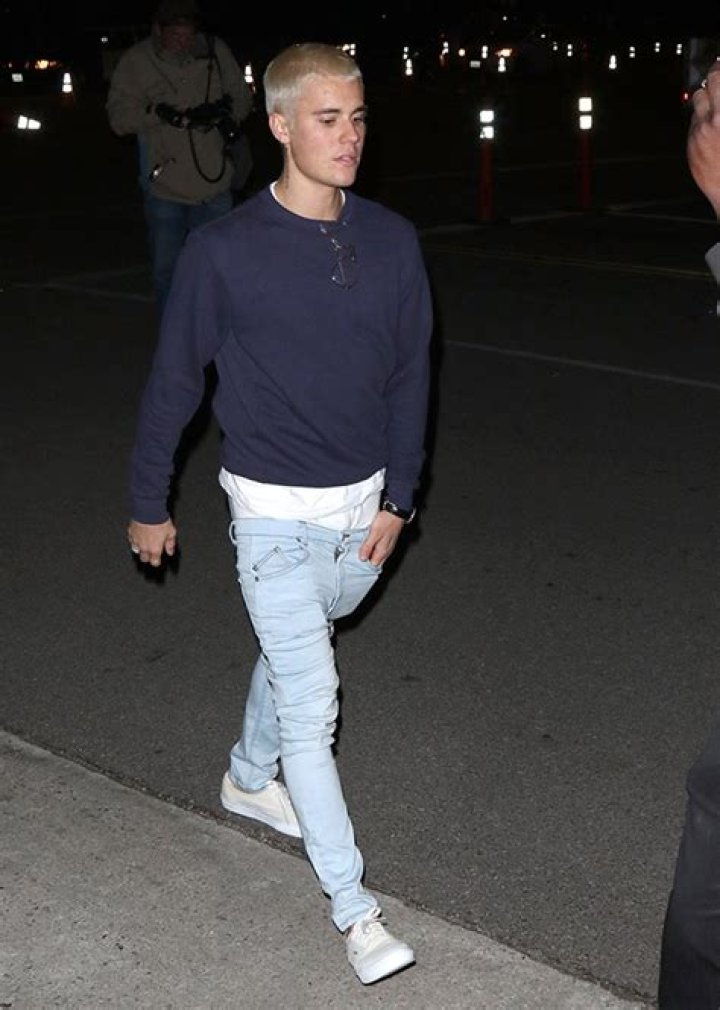 Justin Bieber Shows Up To Oscars Party Underdressed & With His Pants Falling Down: Pic