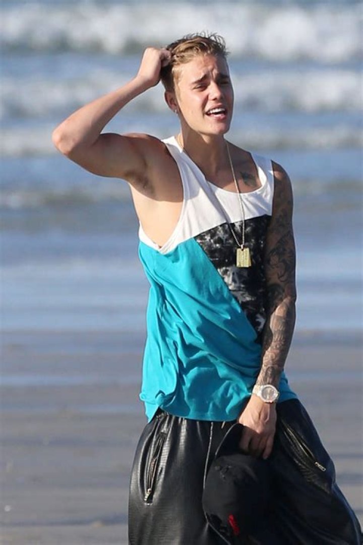 Justin Bieber Panama Video — Biebs & Chantel Jeffries Film On The Beach
