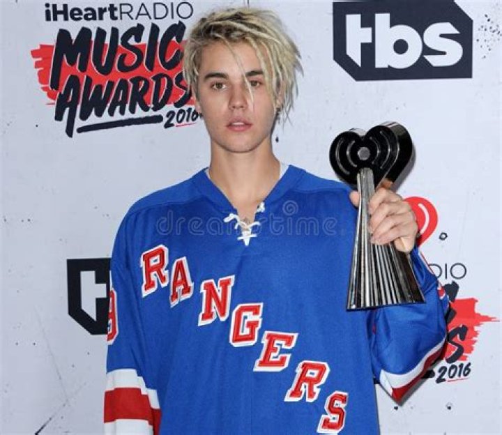 Justin Bieber Grinds With Fan During Electric iHeartRadio Awards Song — Watch