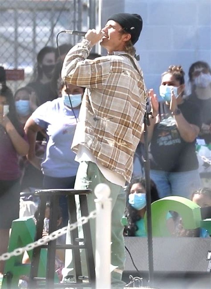 Performs For Kids & Staff – Hollywood Life