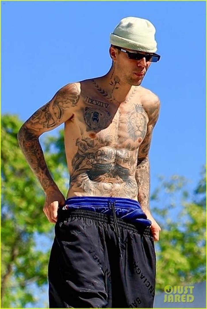 Justin Bieber & Harry Styles Shirtless — Who Has The Sexier Abs? – Hollywood Life