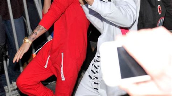 [VIDEO] Justin Bieber Urinating Uh-Oh — JB Tweets After Peeing Incident – Hollywood Life