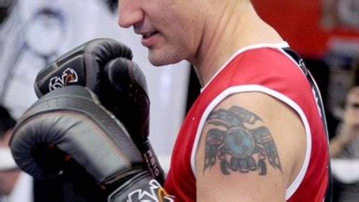 Justin Trudeau Reveals Arm Tattoo & We’re Obsessed — What’s On The PM’s Arm?