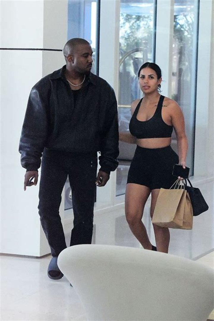 Kanye West Grabs Chaney Jones’ Butt As They Board Private Plane – Hollywood Life