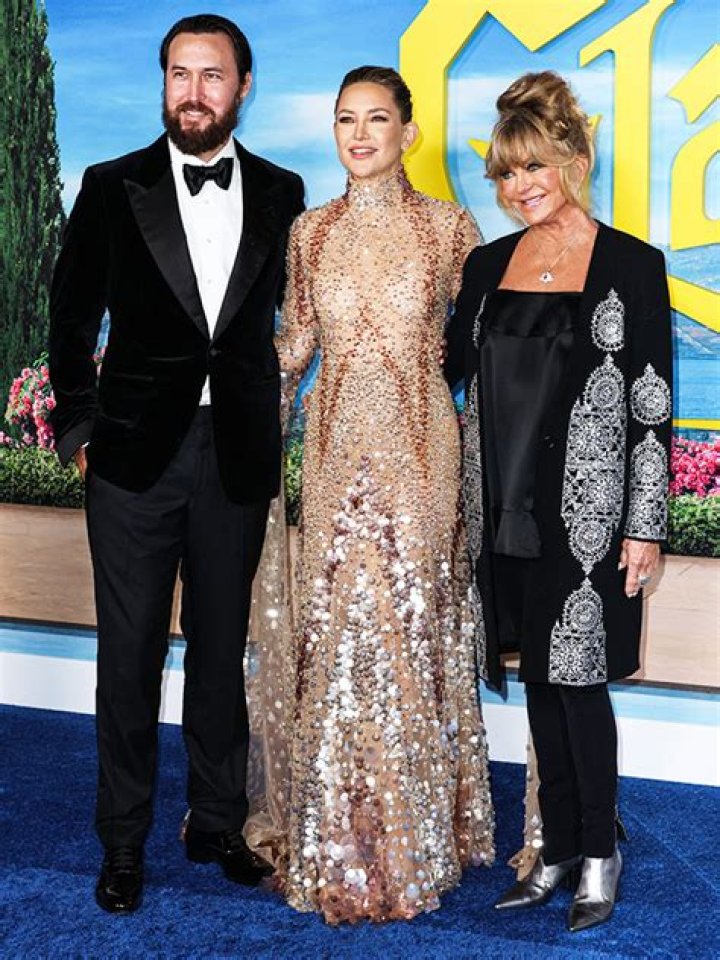 Glass Onion Premiere – Hollywood Life