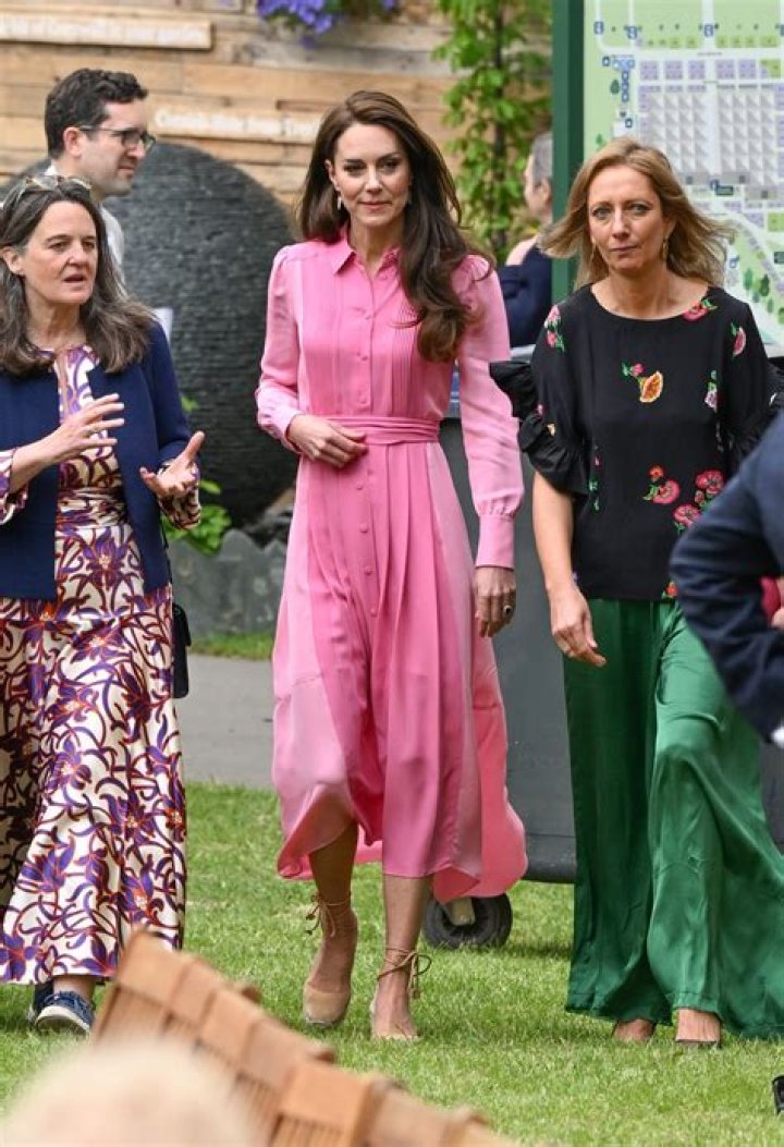 Kate Middleton Wears Pink Dress For Garden Party: Photos – Hollywood Life