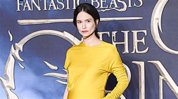 Katherine Waterston: ‘Fantastic Beasts’ Star Expecting First Child — Congrats
