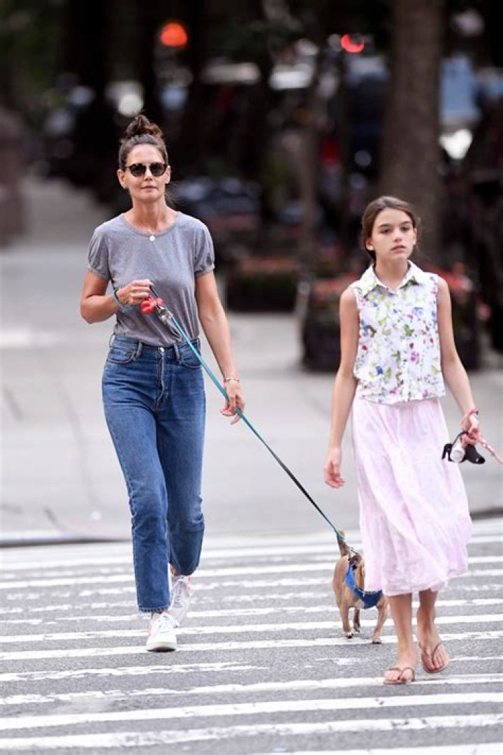 Walks With Suri Cruise – Hollywood Life