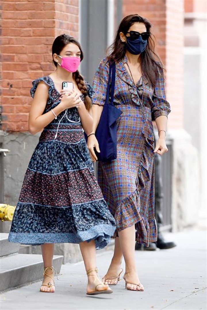 Katie Holmes & Suri Cruise Match In Blue Summer Dresses For NYC Stroll – Hollywood Life