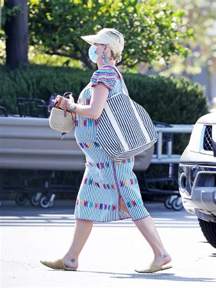 Katy Perry Looks Ready To Give Birth Showing Big Bump In Striped Dress While Shopping — Pics