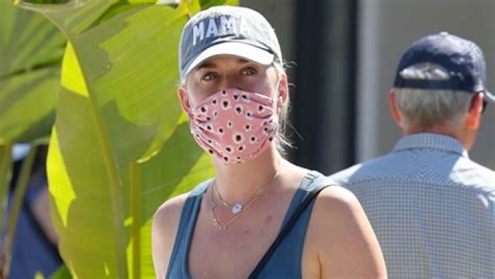 Katy Perry Rocks ‘Mama’ Hat & Daisy Necklaces For 6-Month-Old Daughter — Pic