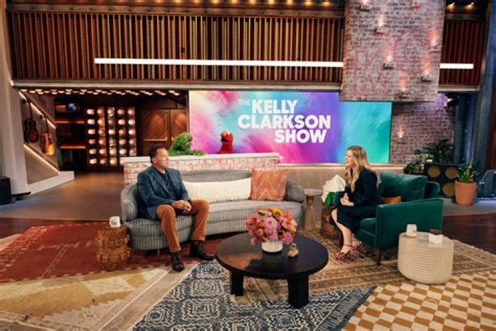 Kelly Clarkson Debuts Bangs on Talk Show: Photos – Hollywood Life