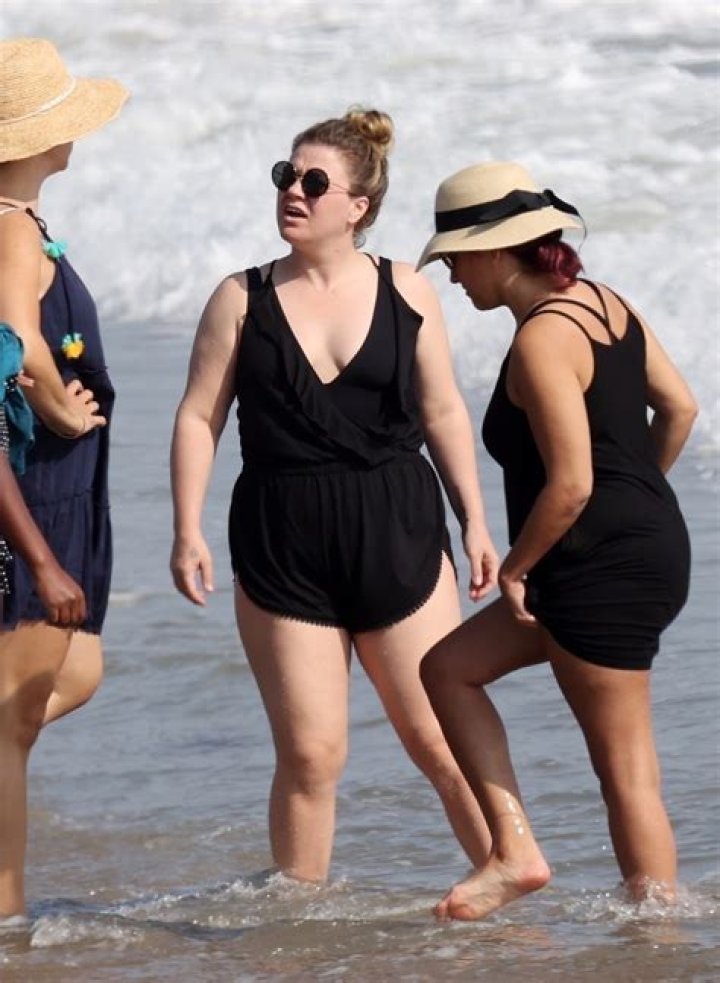 Kelly Clarkson Rocks Cute Black Swimsuit Coverup At Beach — See Pic – Hollywood Life