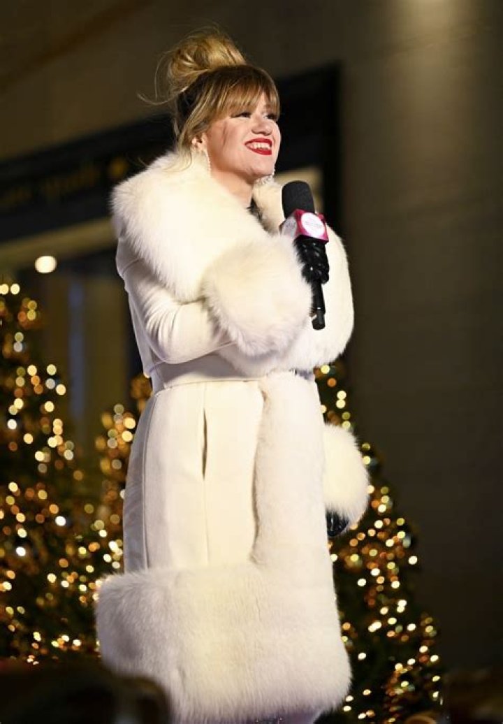 Kelly Clarkson’s ‘Christmas in Rockefeller Center’ Outfit: Photos – Hollywood Life