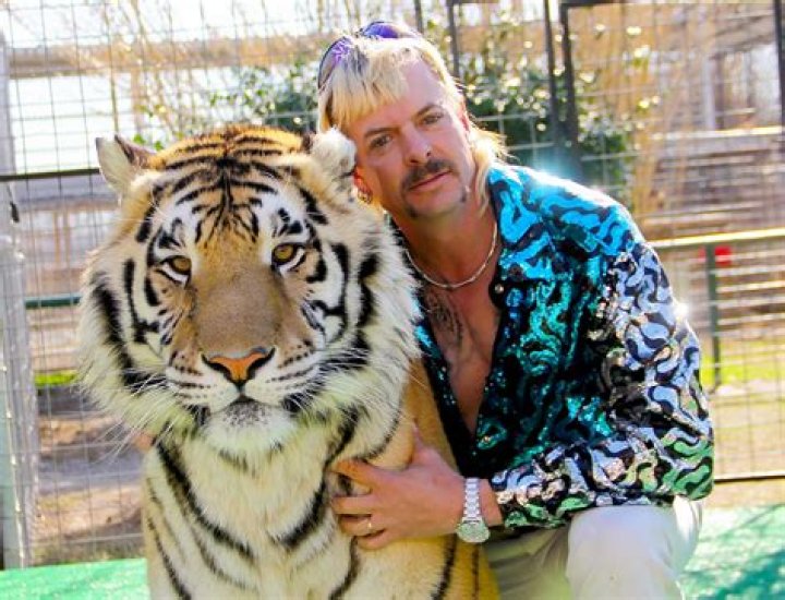 Kelly Ripa Looks Exactly Like Joe Exotic From ‘Tiger King’ In Sneak Peek At ‘Live’s Halloween Episode