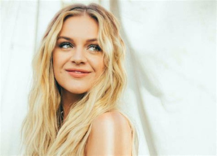 Kelsea Ballerini Hilariously Live-Tweets A Tense ‘Standoff’ With A Bat In Her House — Watch
