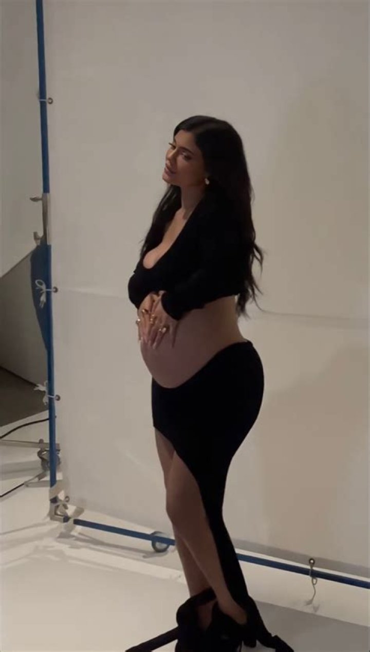 Kendall Jenner Shares Pregnancy Meme After Taking Family Photo – Hollywood Life