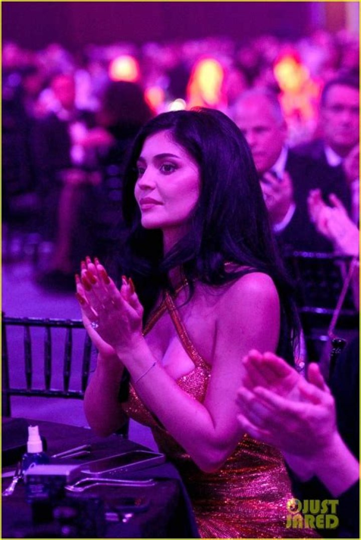 Kendall & Kylie Jenner Twin In Pastels For Easter In Palm Springs – Hollywood Life