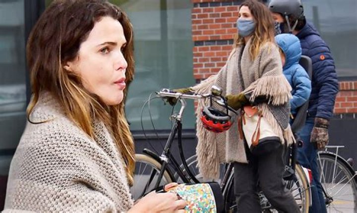 Keri Russell & Matthew Rhys — PHOTOS