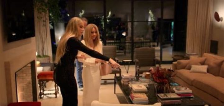 Khloe Kardashian Tours Mom Kris Jenner’s New ‘Fabulous’ House: Watch – Hollywood Life