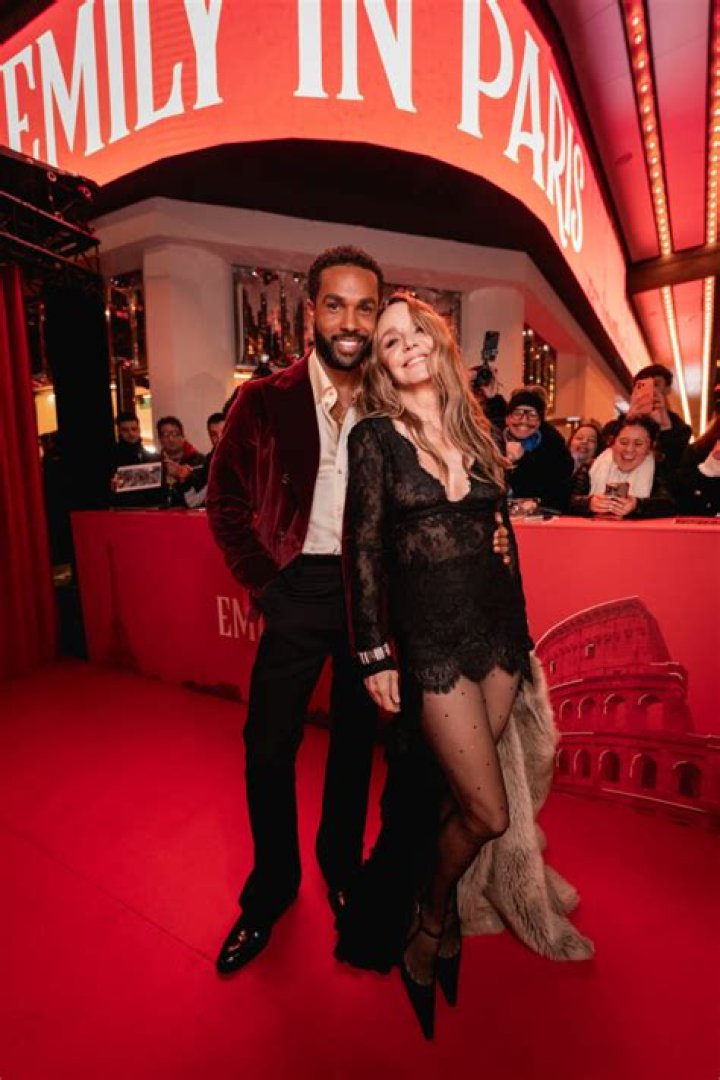 Kim Cattrall & ‘Sex & The City’ Creator At ‘Emily in Paris’ Premiere – Hollywood Life