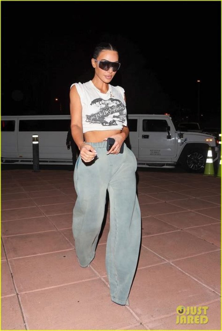 Kim Kardashian Rocks Black Crop Top & Spandex On Palm Springs Vacation – Hollywood Life