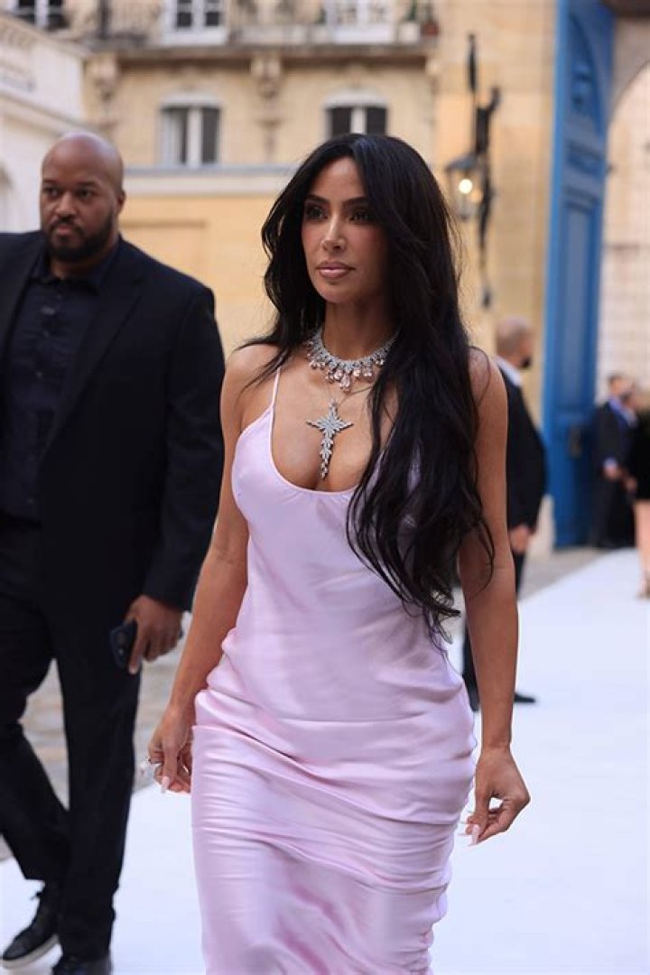 Kim Kardashian & Tom Brady Reportedly Laugh & Flirt at Art Auction – Hollywood Life