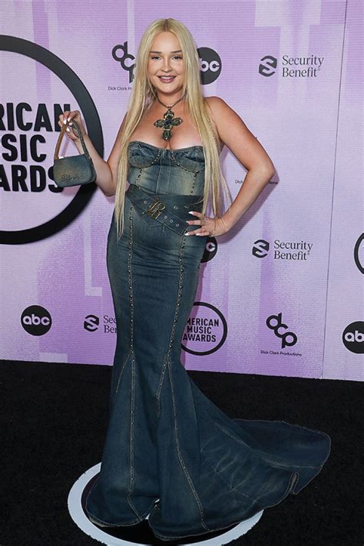Kim Petras Channels Britney Spears’ 2001 AMAs Denim Dress: Photos – Hollywood Life
