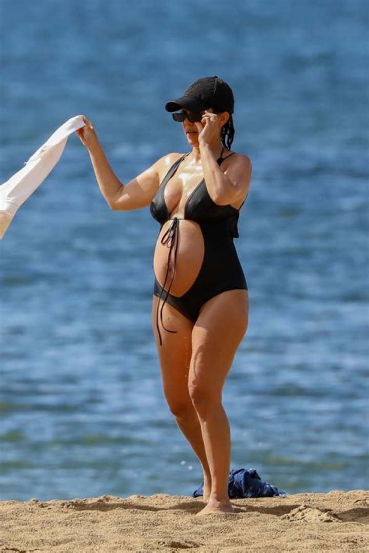 Pregnant Kourtney Kardashian & Penelope Disick In Malibu: Photos – Hollywood Life