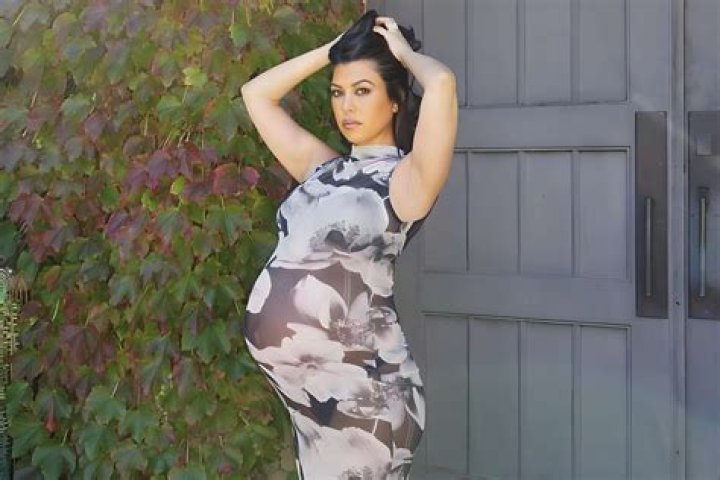 Kourtney Kardashian Shows off Baby Bump in Floral Dress: Photos – Hollywood Life