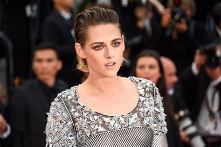 [VIDEO] Kristen Stewart’s Ears Turn Red On ‘Late Night With Stephen Colbert’ – Hollywood Life