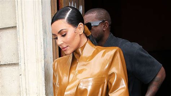 Kim Kardashian Squeezes Into Latex Outfit & Struggles – Hollywood Life