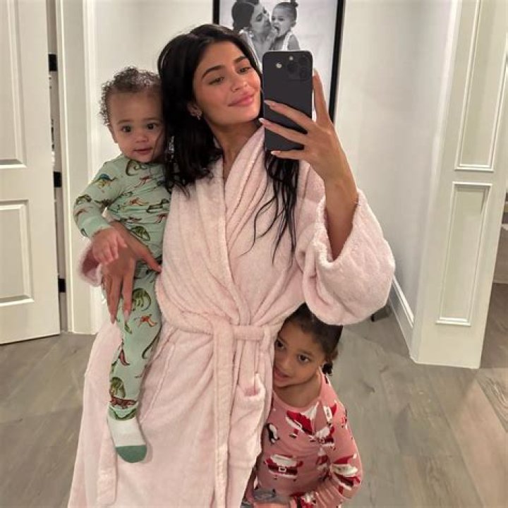 Kylie Jenner’s 1st Photo After Wolf’s Birth – Hollywood Life