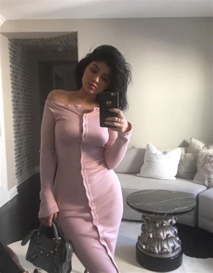 [PICS] Kylie Jenner Goes Braless — See Her Sexy Pink Dress – Hollywood Life