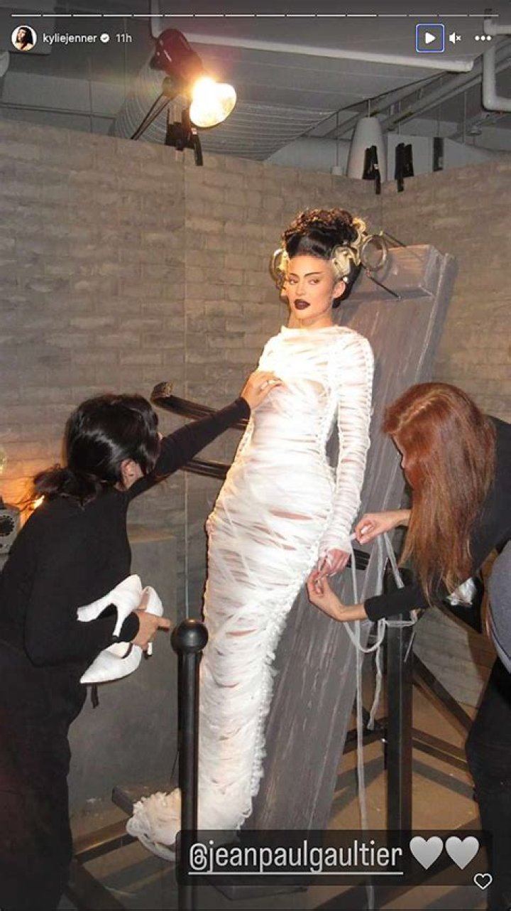 Kylie Jenner’s Bride Of Frankenstein Halloween Costume 2022: Photos – Hollywood Life