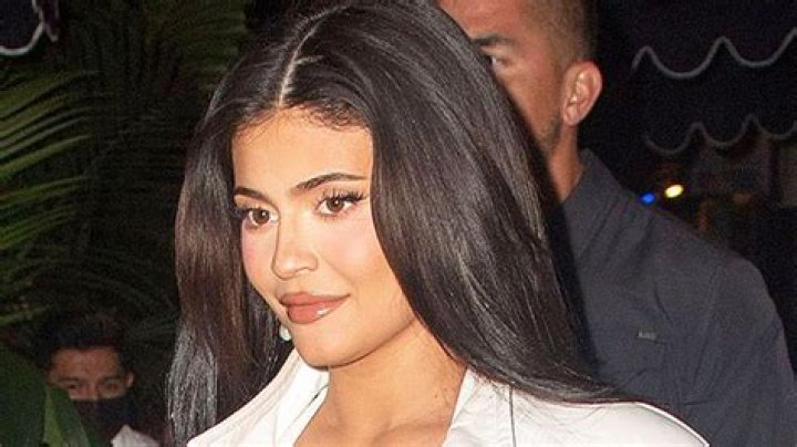 Kylie Jenner Goes Makeup-Free & Shows Off Natural Hair: Video – Hollywood Life