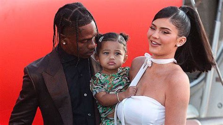 Kylie Jenner Trolled By Fans For How She Cut Mother’s Day Cake & Her Response Is Epic