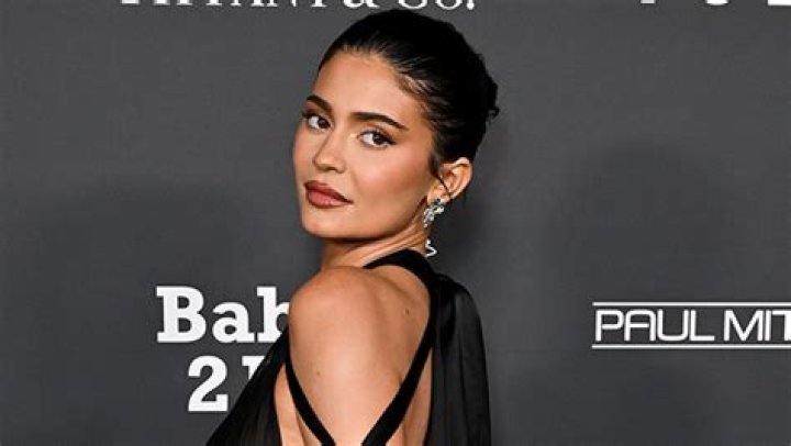 Kylie Jenner Rocks Plunging Black Crop Top and Leggings in New Selfies – Hollywood Life