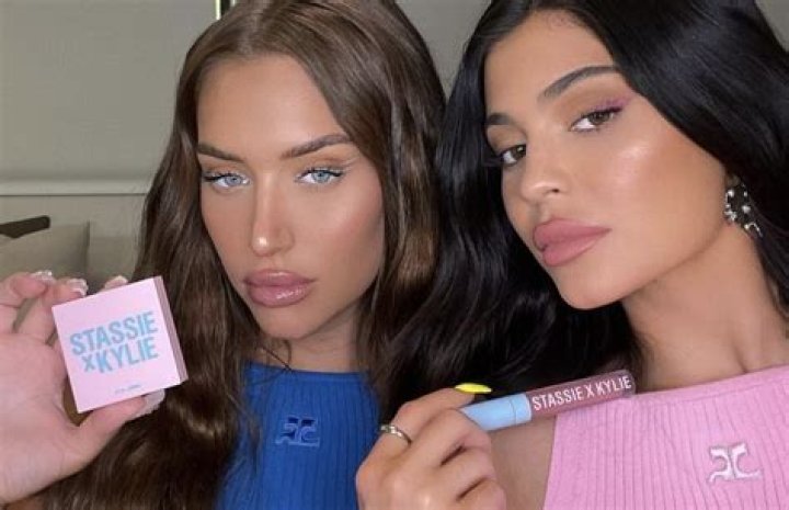 Kylie Jenner & Stassie Reenact Khloe & Kourtney’s Famous WiFi Fight – Hollywood Life