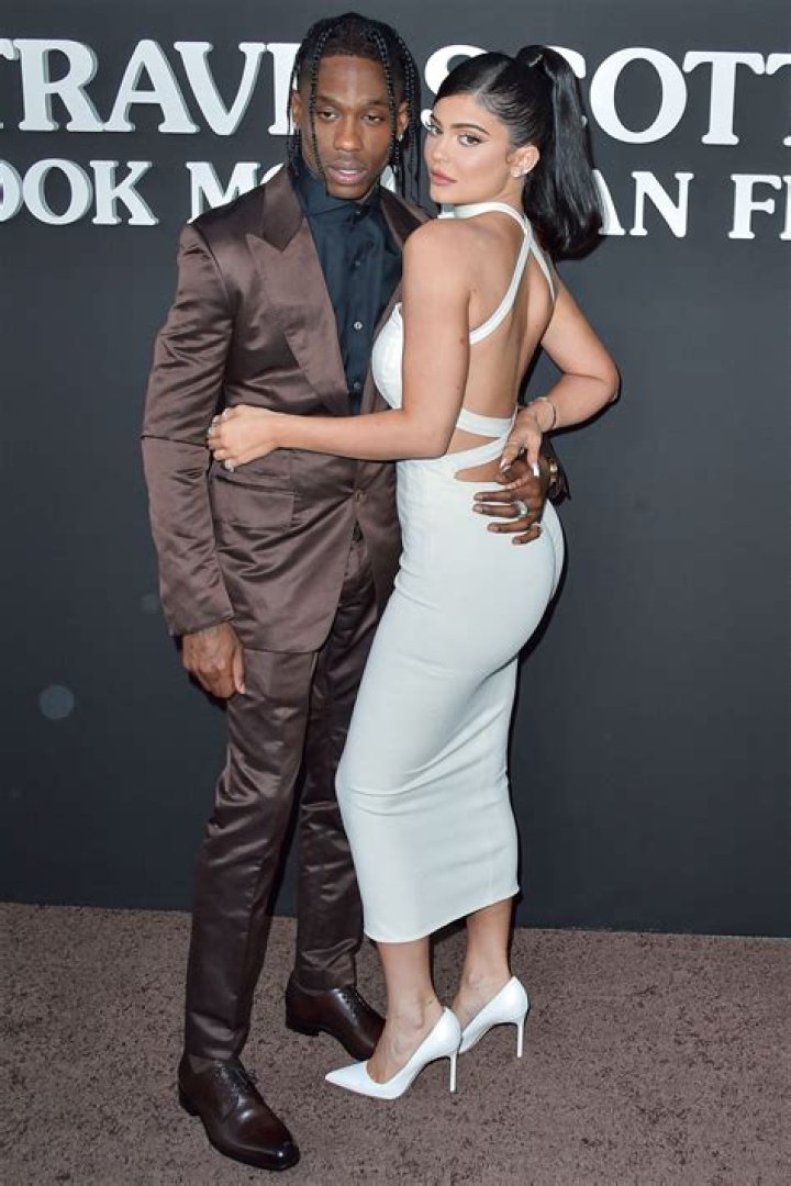 Kylie Jenner & Travis Scott Trying To Keep ‘Relationship Status Under Wraps’: ‘They Love Each Other’