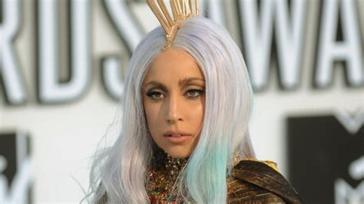 Performs Medley In Three Space-Themed Outfits – Hollywood Life