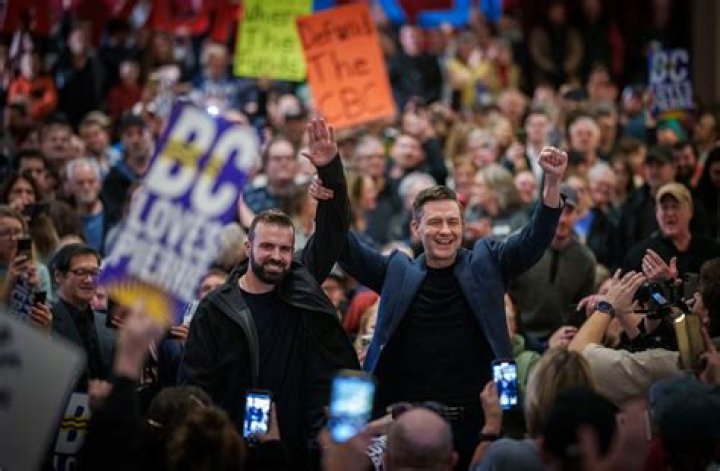 Is It OK For Demi To Date Wilmer Valderrama, Or Is 10 Years Too Much Of An Age Difference? – Hollywood Life