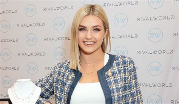 Lindsay Arnold – Hollywood Life