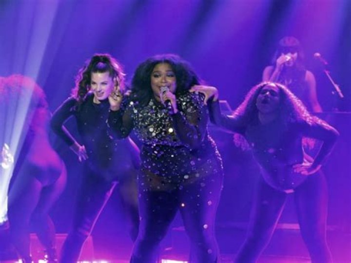 Lizzo Twerks On Eddie Murphy In Hilarious ‘SNL’ Promo 2 Days Before Their Live Show — Watch