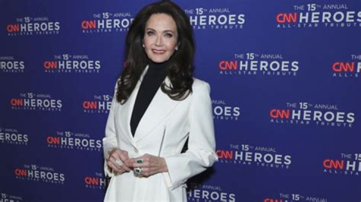 Lynda Carter Goes Barefoot On Red Carpet: Photos – Hollywood Life